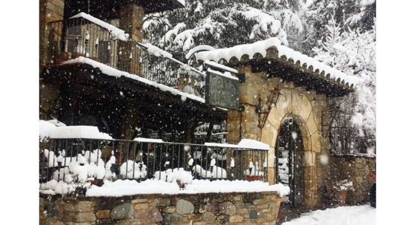 Portada nevada de la Bodega de Vidal (HUESCA)